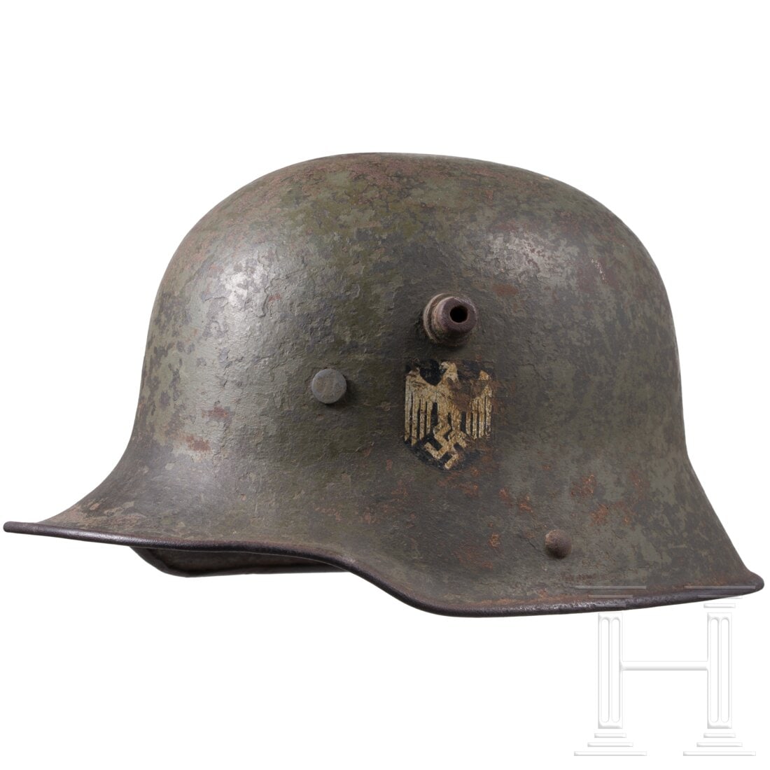 A single decal steel helmet M 16 reused by the army: A single decal steel helmet M 16 reused by the army Feldgrau überlackierte Stahlglocke mit langen Belüftungsbolzen und linksseitigem, zu ca. 60% erhaltenem Adlerschild. Innenseitig vernietete Knöpf
