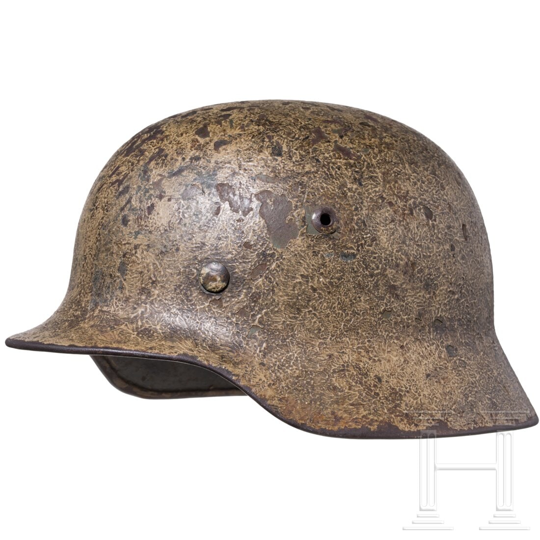 A M 35 steel helmet with sand-colored camouflage paint, Southern Front: A M 35 steel helmet with sand-colored camouflage paint, Southern FrontDie Glocke mit eingesetzten Belüftungsnieten, außenseitig sandfarben überstrichen. Sichtlich flugrostig, innenseitige Schlagste