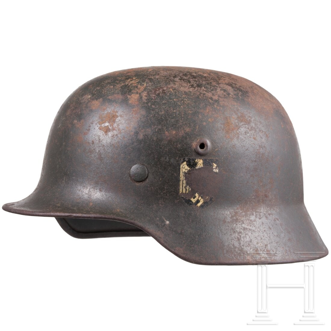 An M 40 army single decal helmet: An M 40 army single decal helmetFeldgraue Lackierung, der Adlerschild zu ca. 25% erhalten, "SE66" und "8860" innen gestempelt, Lederfutter, ohne Kinnriemen, Trägername "Gef. Vohling" auf dem Innenfut