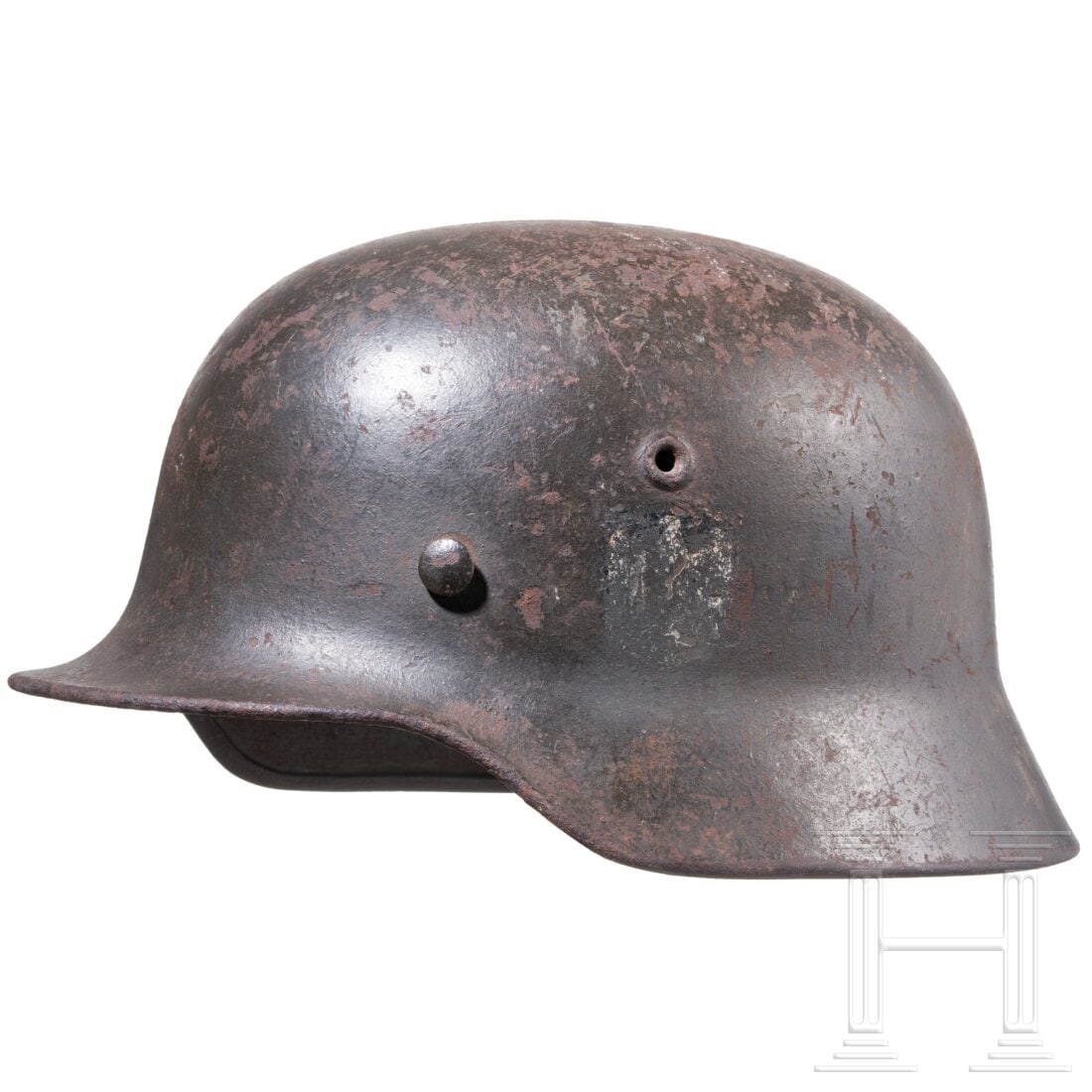 An army steel helmet M 40 with a single decal (remnants): An army steel helmet M 40 with a single decal (remnants)Die Glocke mit mitgeprägten Belüftungsnieten, sichtlich rostig mit Resten der Lackierung des Adlerschildes. Die Schlagstempelung unleserlich, 