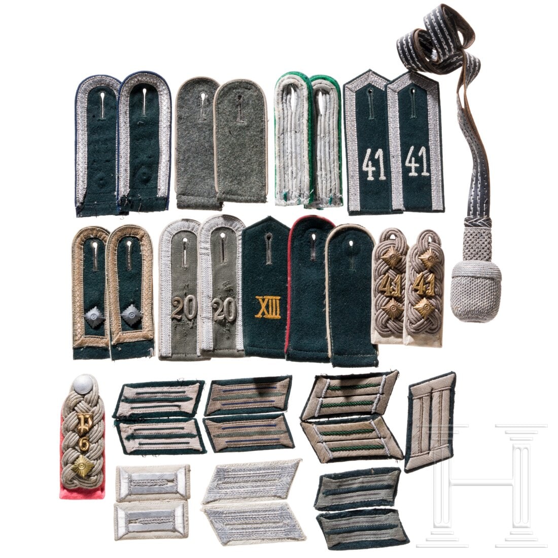 A small group of army insignia: A small group of army insigniaSechs Paar Schulterklappen und fünf Paar Kragenspiegel für Mannschaften, Unteroffiziere oder Offiziere. Dazu Einzelstücke und ein Säbelportepee.Teils sichtlich getrag