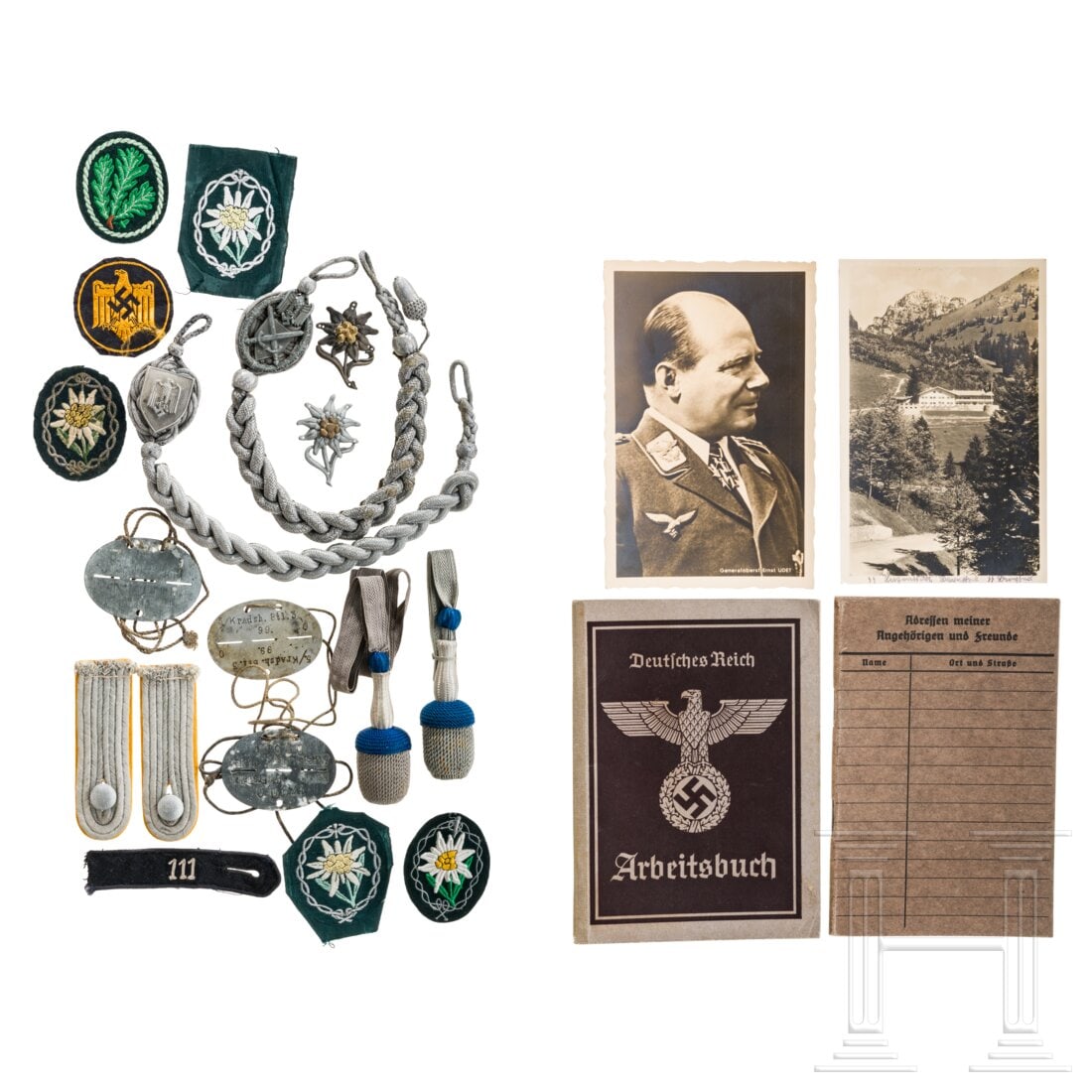 A small group of insignia: A small group of insigniaZwei Schützenschnüre des Heeres, zwei Troddeln für das Seitengewehr, fünf Ärmelabzeichen für Jäger/Gebirgsjäger, ein Paar Schulterstücke für einen Leutnant der Aufkl