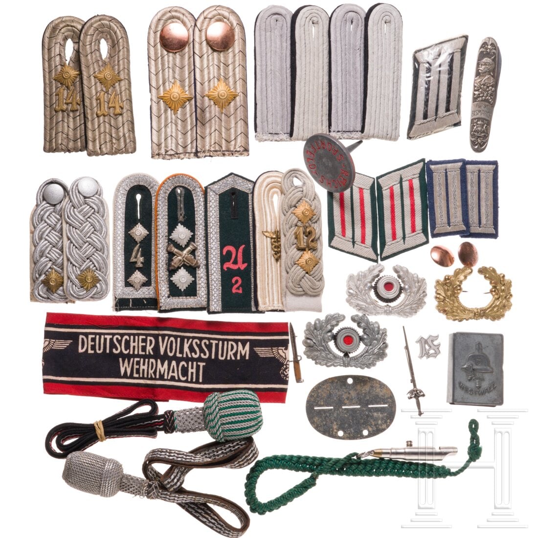 A group of cloth insignia: A group of cloth insigniaZwei Paar Schulterstücke für einen Leutnant der Pioniere, sechs einzelne Schulterklappen/-stücke, zwei Paar Kragenspiegel für Heeresoffiziere, zwei Paar Schulterstücke f�
