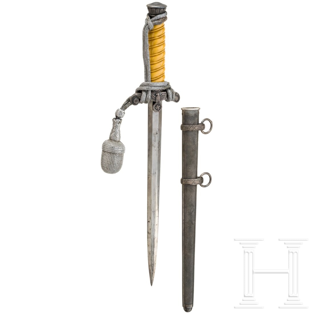A M 35 army officer's dagger: A M 35 army officer's dagger Die Klinge ohne Herstellerbezeichnung. Versilberte Parierstange, Knauf und Eisenscheide, gelber Kunststoffgriff, silbernes Portepee (verschlissen). Länge ca. 32 cm.Condit