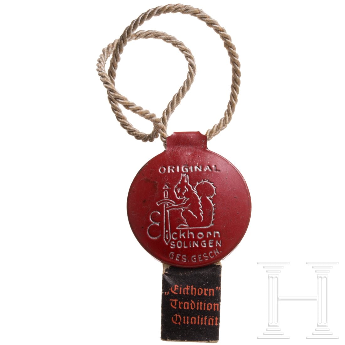 Quality seal/stamp for etched weapons manufactured by Eickhorn: Quality seal/stamp for etched weapons manufactured by EickhornRot lackierter runder Blechanhänger „Eickhorn Tradition Qualität" bzw. „Original Eickhorn Solingen" mit anhängenden Papierfähnchen