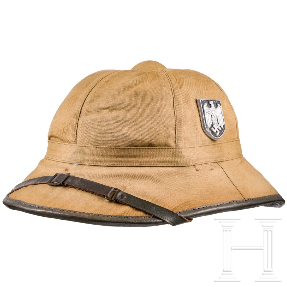 A 1st pattern army pith helmet: A 1st pattern army pith helmetKorkkorpus mit sandfarbenem Stoffbezug und feldgrauer Ledereinfassung, beide Metallabzeichen (nicht paarig) vorhanden, rotes Innenfutter, braunes Schweißleder, mit