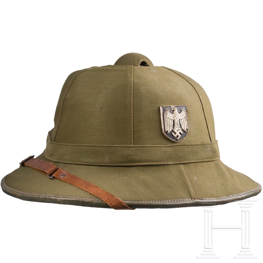A 1st pattern army pith helmet (green type): A 1st pattern army pith helmet (green type)Korkkorpus mit olivgrünen Stoffbezug und feldgrauer Ledereinfassung, beide Helmabzeichen sind vorhanden, rotes Innenfutter und braunes Schweißband,