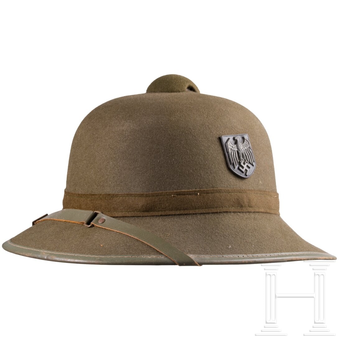 A 2nd pattern army pith helmet: A 2nd pattern army pith helmetFertigung aus olivfarbenen Filz mit feldgrauer Ledereinfassung, beide Helmabzeichen vorhanden, rotes Innenfutter und braunes Schweißband, mit Herstellermarkierung auf