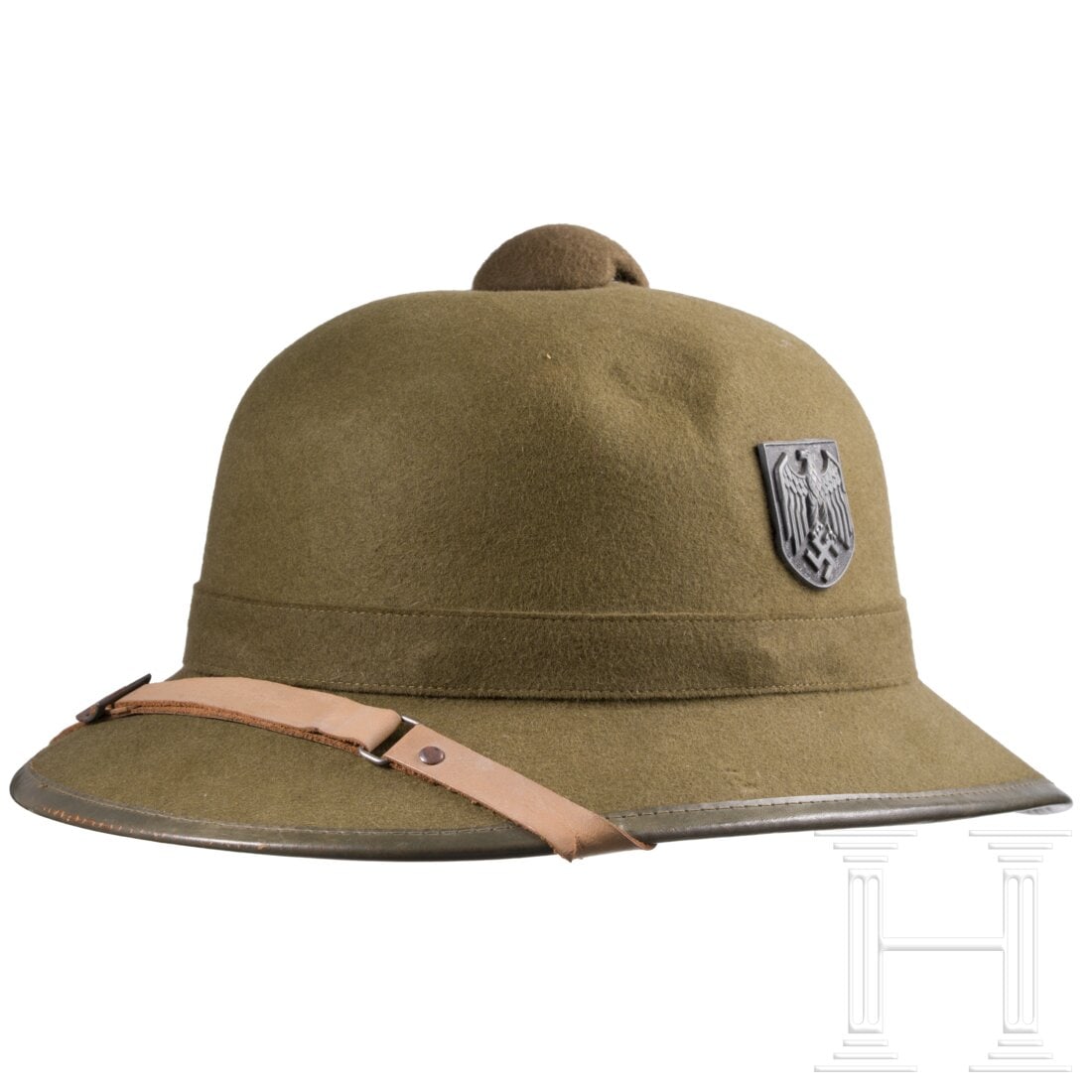 A 2nd pattern army pith helmet: A 2nd pattern army pith helmetFertigung aus olivfarbenen Filz mit feldgrauer Ledereinfassung, beide Helmabzeichen vorhanden, rotes Innenfutter und braunes Schweißband, mit Herstellerstempel "W"