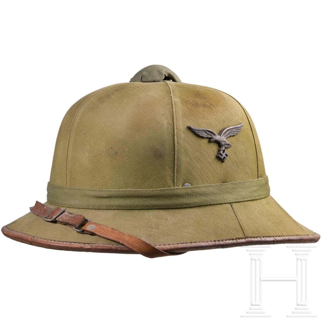 A 1st pattern Luftwaffe pith helmet (green type): A 1st pattern Luftwaffe pith helmet (green type)Korkkorpus mit olivgrünen Stoffbezug und brauner Ledereinfassung, beide Helmabzeichen vorhanden, rotes Innenfutter und braunes Schweißband, mit