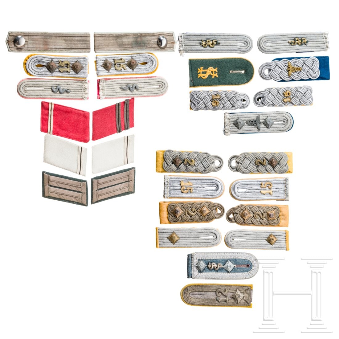 A small group of rank insignia: A small group of rank insigniaEin Paar Schulterstücke für einen Oberleutnant, Oberstleutnant und Oberst der Kavallerie, ein Paar für einen Unterveterinär, sowie zwei Einzelstücke. Dazu ein Paar