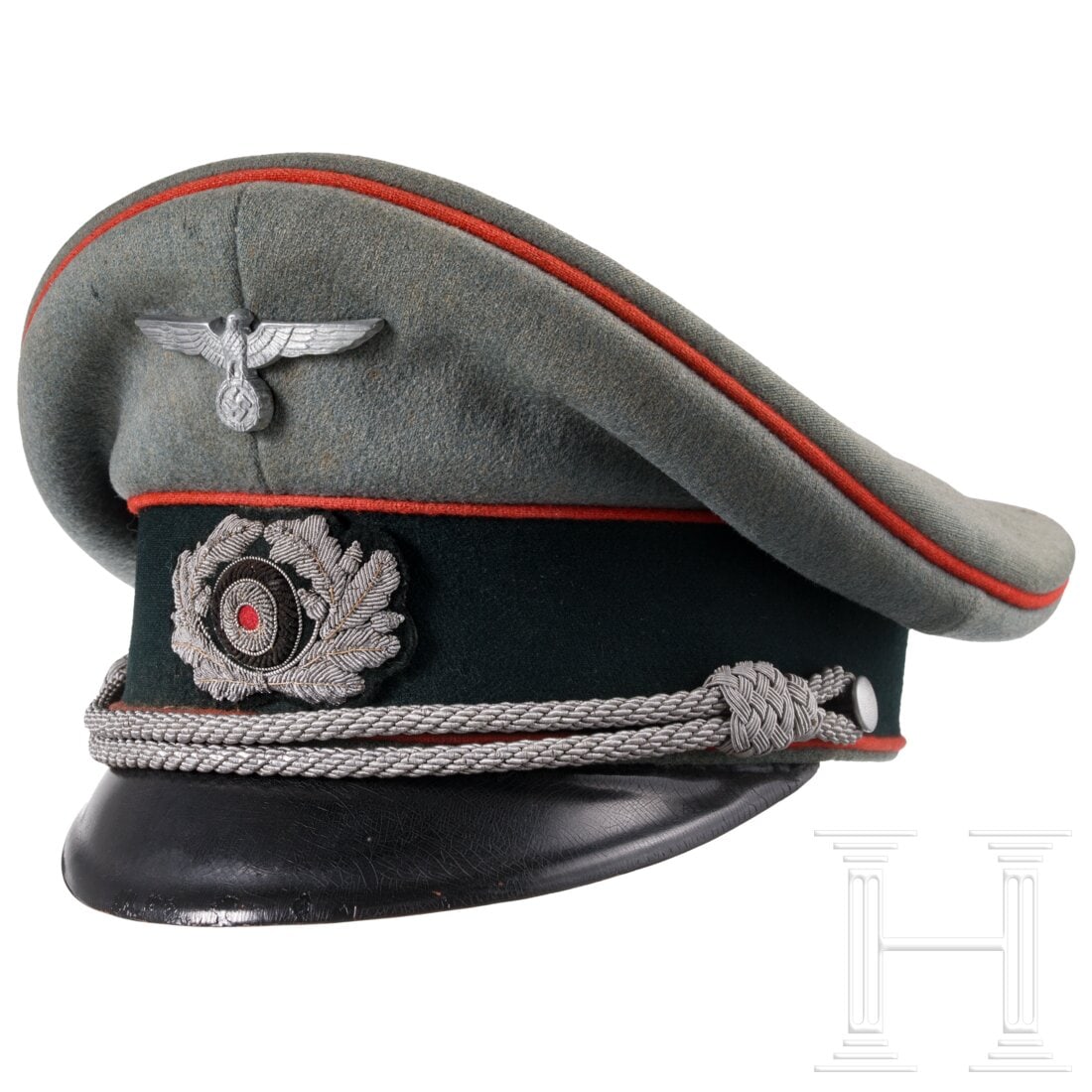 A visor cap for artillery officers: A visor cap for artillery officersFeldgrauer Wollstoff mit dunkelgrünem Besatzstreifen, roten Vorstößen und schwarz lackiertem Vorderschirm. Graues Kunstseidenfutter (stark angeschmutzt mit Fehlste