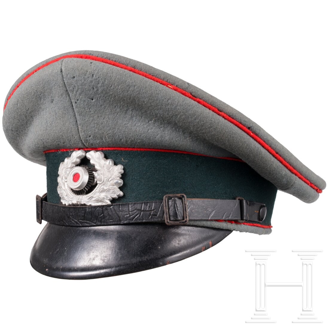 A visor cap for EM/NCO's of the artillery: A visor cap for EM/NCO's of the artilleryEigentumsstück aus feinem feldgrauen Wolltuch mit dunkelgrünem Besatzstreifen und roten Vorstößen (sichtliche Mottenschäden - visible moth damage), blaßg