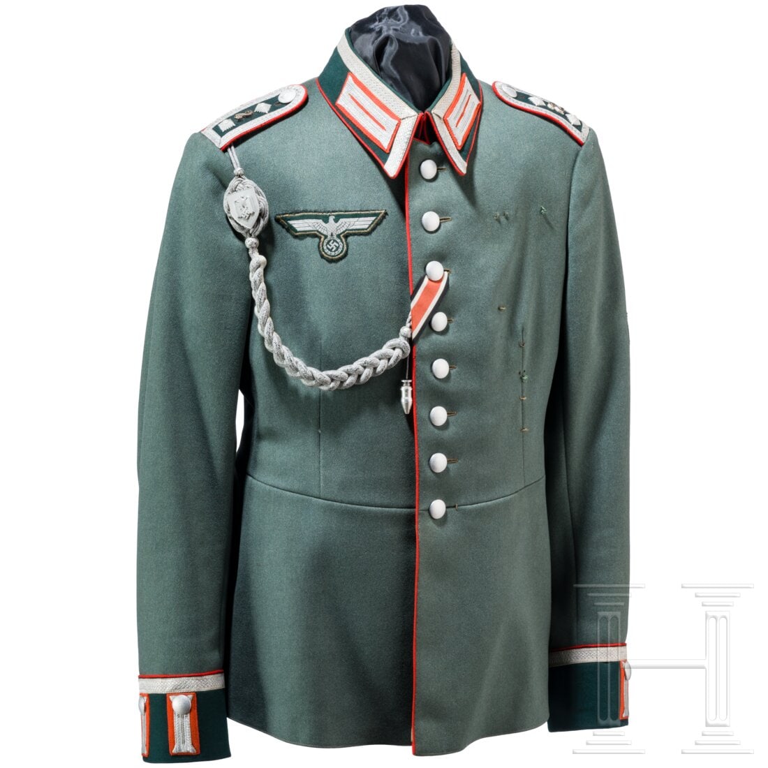 A parade tunic for a Oberwachtmeister in Artillery Regiment 2 (Stettin): A parade tunic for a Oberwachtmeister in Artillery Regiment 2 (Stettin)Eigentumsstück aus feldgrauem Gabardine mit dunkelgrünem Kragen und Aufschlägen, roten Vorstößen, silbernen Knöpfen und gr�