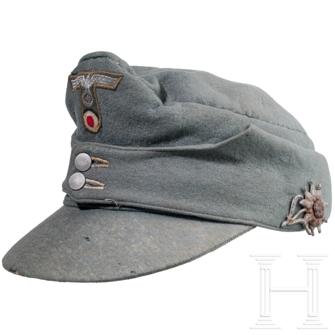 Mountain/field cap for Officers of the Gebirgsjäger: Mountain/field cap for Officers of the GebirgsjägerEigentumsstück aus feldgrauem Wollfilz mit blauem Kunstseidenfutter und Lederschweißband. Silberngewebtes T-förmig vernähtes Mützenabzeichen, l