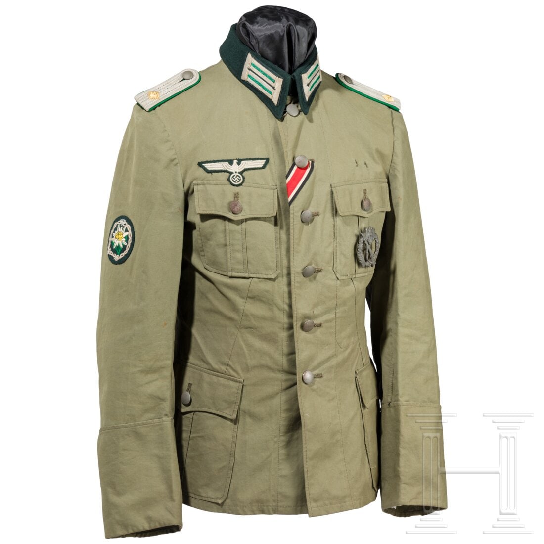 Gebirgsjäger lightweight summer field tunic for an Oberleutnant: Gebirgsjäger lightweight summer field tunic for an Oberleutnant Eigentumsstück aus feldgrauem Leinen, vermutlich aus einer Windjacke gefertigt, mit dunkelgrünem Kragen, Gebirgsjäger-Effekten für 