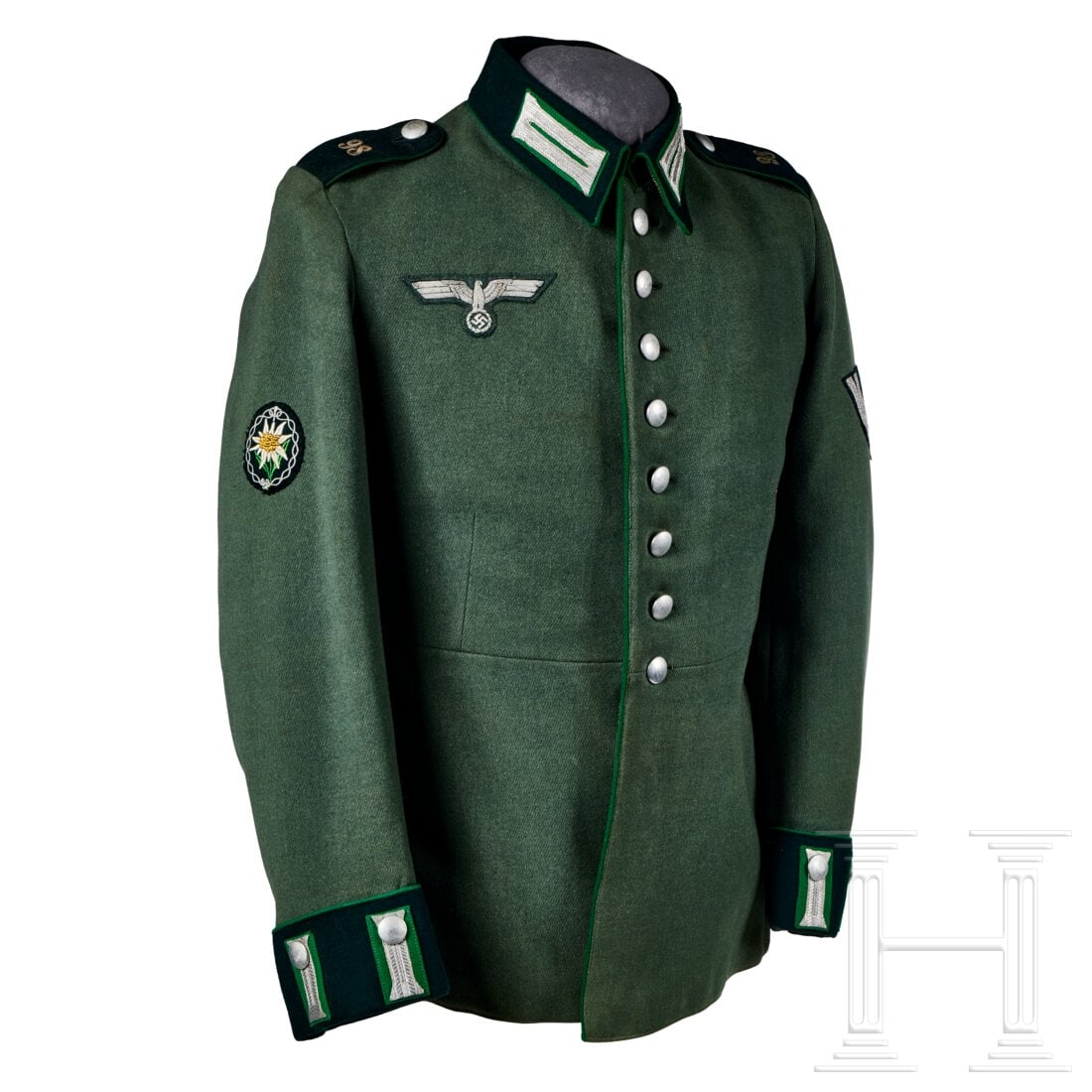 Waffenrock für einen Obergefreiten im Gebirgsjäger Regiment 98: Waffenrock für einen Obergefreiten im Gebirgsjäger Regiment 98Feldgraue Gabardine mit dunkelgrünem Kragen und Ärmelaufschlägen, grüne Vorstöße. Silberne Knöpfe und grünes Seidenfutter. Silbe