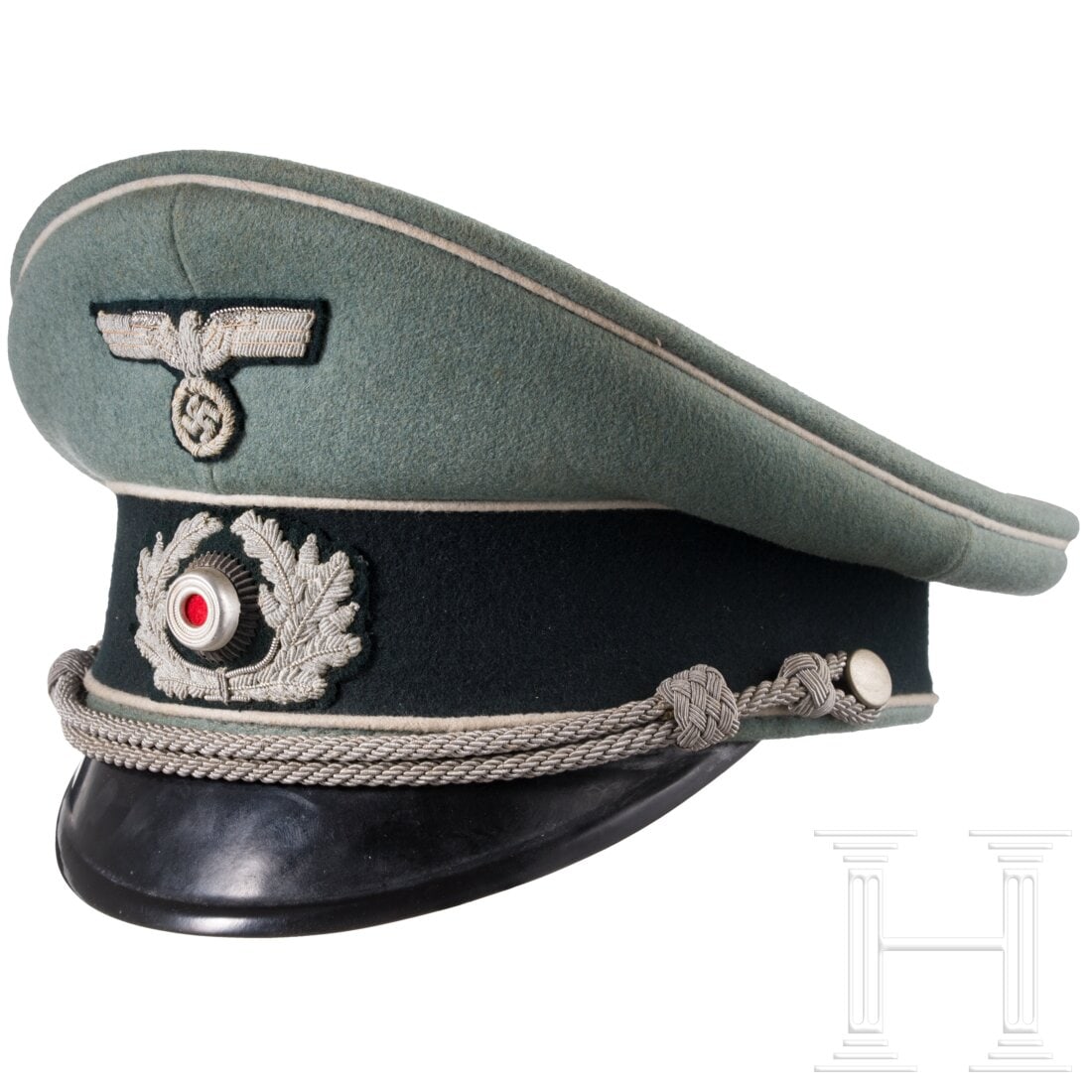 A visor cap for infantry officers: A visor cap for infantry officersFeines feldgraues Tuch mit dunkelgrünem Besatzstreifen, weißen Vorstößen und schwarz lackiertem Vorderschirm. Grünes Kunstseidenfutter mit Ersatzmaterialschweißb