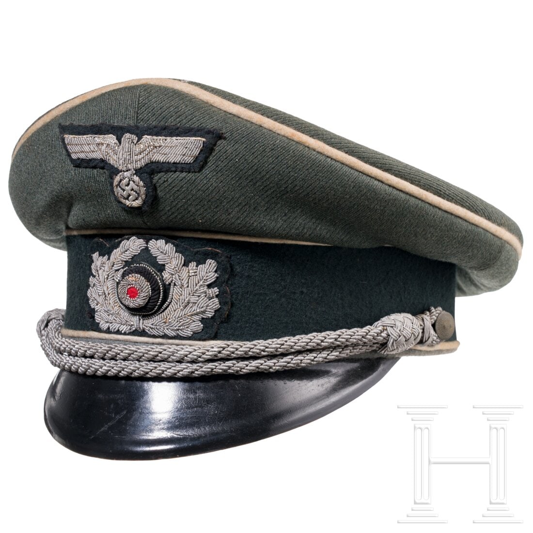 A visor cap for infantry officers: A visor cap for infantry officersFeldgrauer Gabardine mit dunkelgrünem Besatzstreifen, weißen Vorstößen und schwarz lackiertem Vorderschirm. Goldgelbes Kunstseidenfutter mit Lederschweißband, das