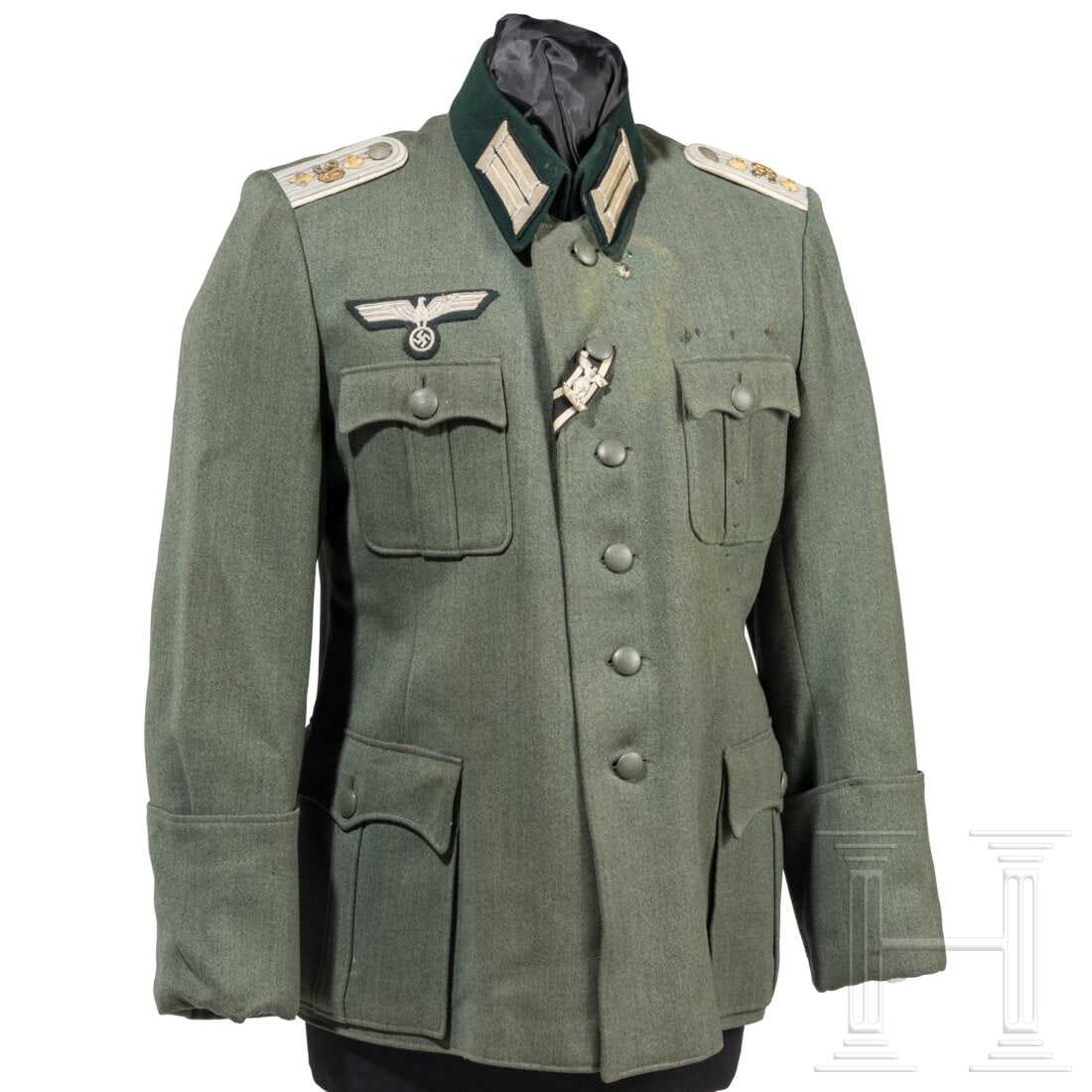 A field tunic for a captain in Infantry Regiment 39 (Münster): A field tunic for a captain in Infantry Regiment 39 (Münster)Eigentumsstück aus feldgrauem Gabardine mit dunkelgrünem Kragen, feldgrauen Knöpfen und grauem Seidenfutter. Weiß gestickter Brustadle