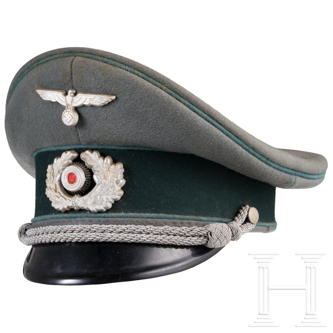 An army officer's visor cap for transport troops: An army officer's visor cap for transport troopsFeldgrauer Stoff, schöne Sattelform, hellblaue Paspelierung (etwas verblasst), komplett mit Hoheitsadler, Mützenkranz und Offizierskordel, braunes Sei