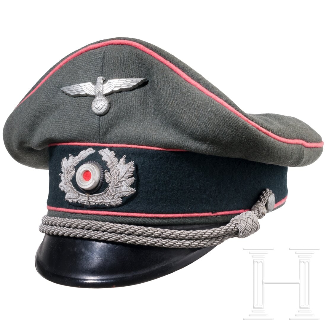 A visor cap for Panzer officers: A visor cap for Panzer officersFeines feldgraues Tuch mit dunkelgrünem Besatzstreifen und rosafarbenen Vorstößen (leichte Mottenspuren). Schwarzes Kunstseidenfutter mit hellem Ersatzmaterialschwei�