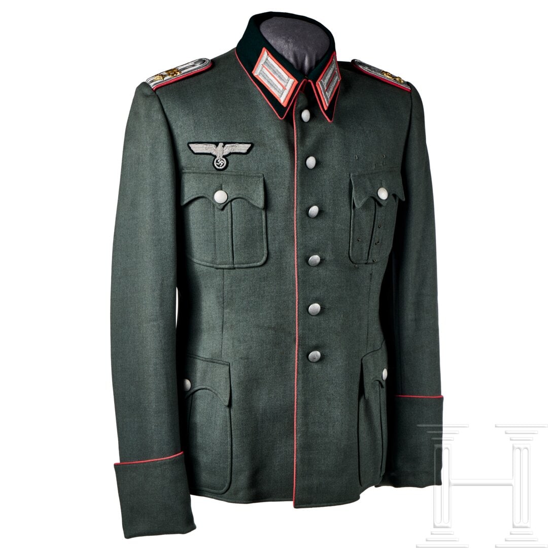 Waffenrock für einen Offizier der Panzertruppe mit Namensetikett: Waffenrock für einen Offizier der Panzertruppe mit NamensetikettFeldgrauer Wollstoff, privat geschneidert, mit vier geschwungenen und gefalteten Taschen, flaschengrünem Kragen aus Abzeichenstoff mit