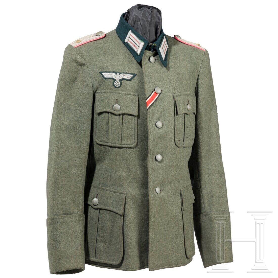 A field tunic of a 1st Lieutenant of the tank units: A field tunic of a 1st Lieutenant of the tank unitsMaßanfertigung aus feldgrauem Wollstoff mit dunkelgrünem Kragen (Mottenschäden), feldgrauen Knöpfen und grauem Futter mit Hänger und Durchlass f