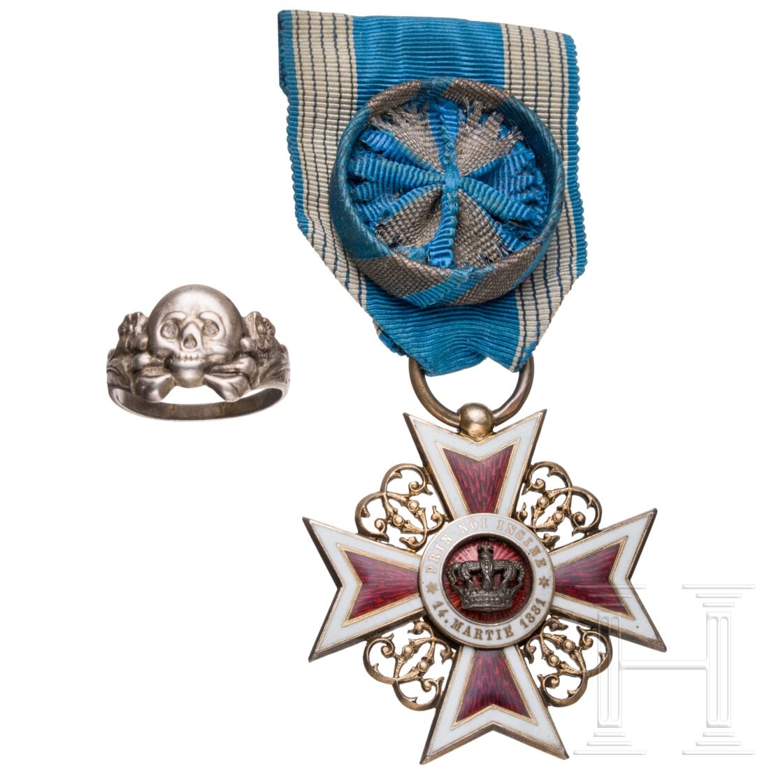 A commemorative ring of the armored troups: A commemorative ring of the armored troupsSog. "Kantinenring" aus Silber mit schauseitigem Totenkopf in der Form der Kragenspiegel-Auflagen, die Flanken mit Blumendekor, innenseitig unleserliche Feing