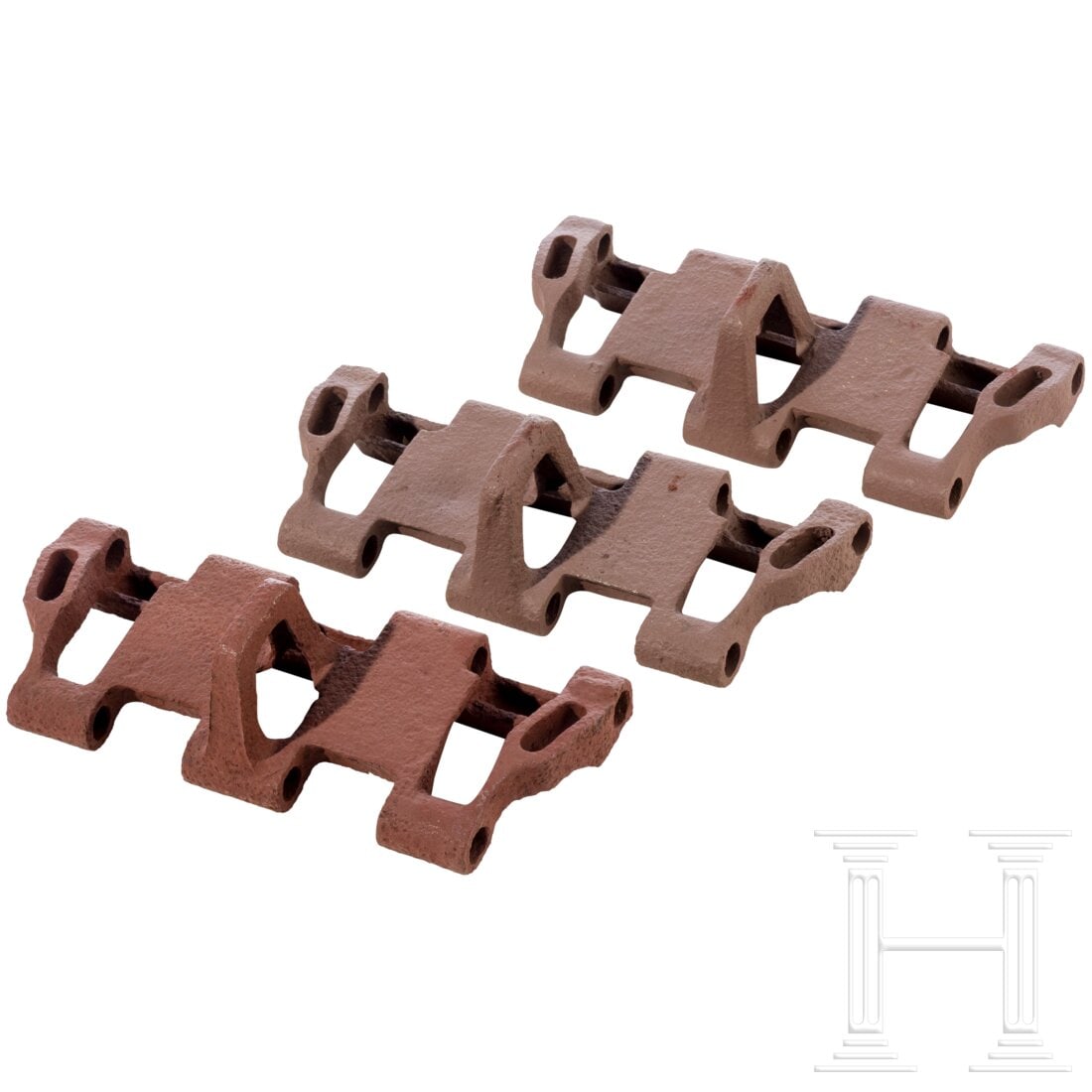 Three chain links from a German? tank: Three chain links from a German? tankLaut Einlieferangaben für die Panzer III oder IV, teils gereinigt und überstrichen. Maße je ca, 38 x 18 x 14 cm.Condition: III - IV