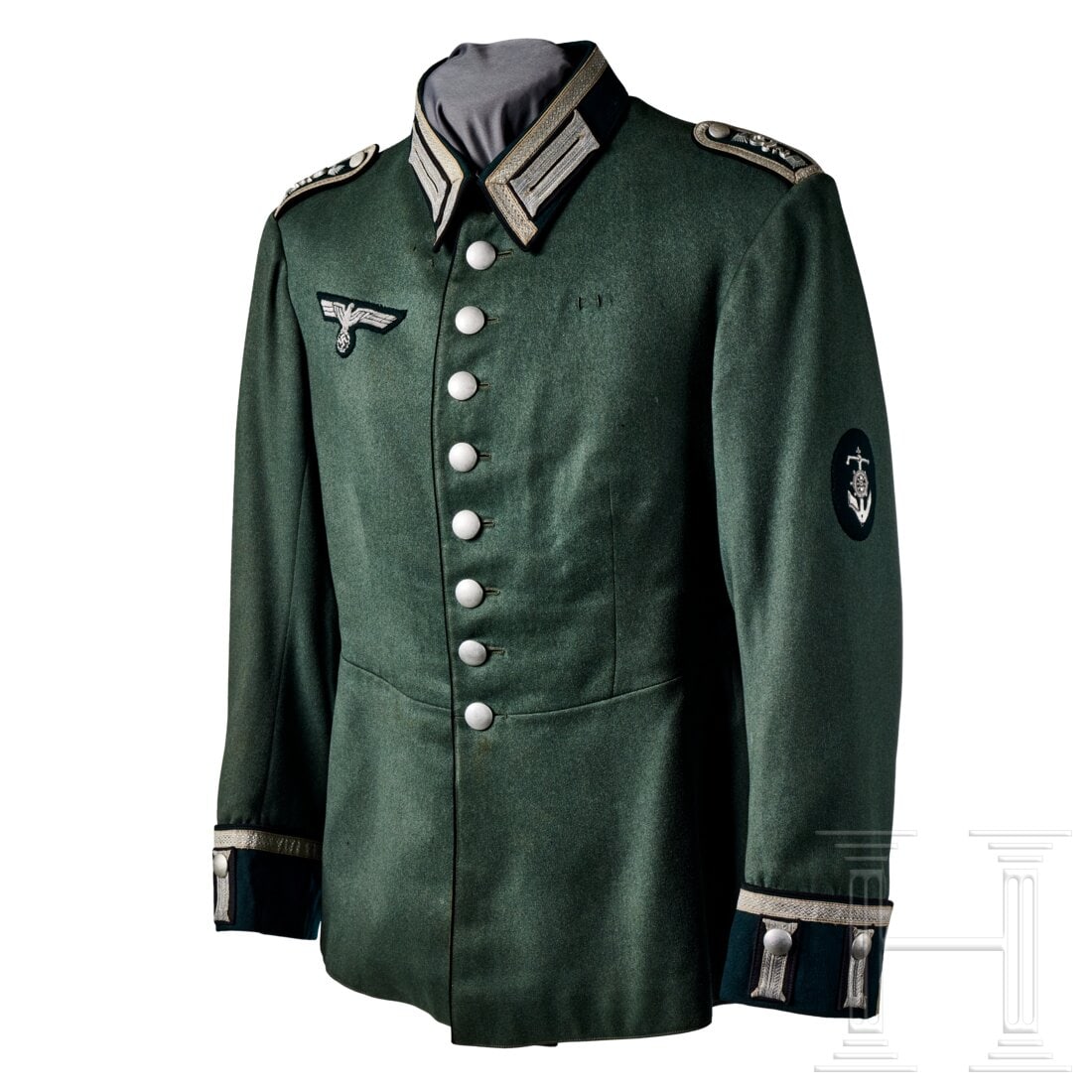 Waffenrock für einen Oberfeldwebel im Pionier-Lehr Btl. 2: Waffenrock für einen Oberfeldwebel im Pionier-Lehr Btl. 2Waffenrock Modell 1935. Feldgrauer Stoff mit dunkelgrünem Kragen und Ärmelaufschlägen. Acht silberne Knöpfe. Schwarze Waffenfarbe für Pio