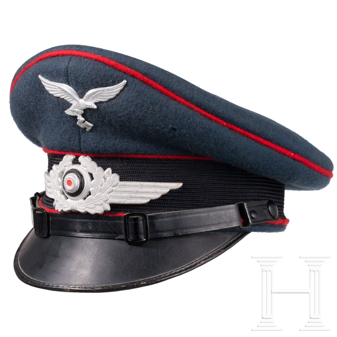 A Luftwaffe Flak EM/NCO's visor cap: A Luftwaffe Flak EM/NCO's visor capGrau-blaues Filztuch mit schwarzem Mützenbund, rote Paspelierung, komplett mit Aluminium-Effekten und schwarzen Sturmriemen, schwarzes Innenfutter, das Zelluloidtra
