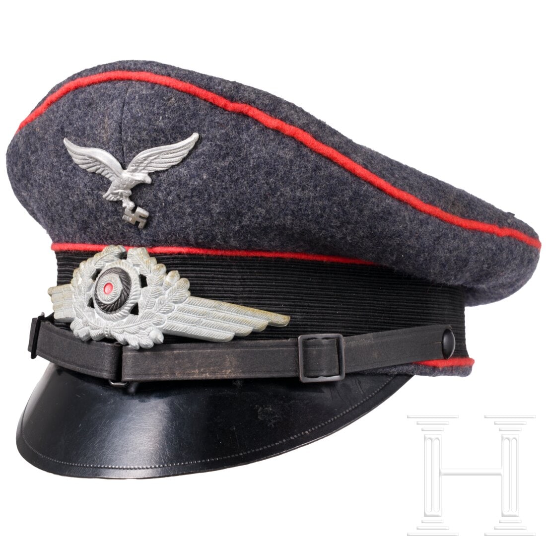 A Luftwaffe Flak EM/NCO visor cap: A Luftwaffe Flak EM/NCO visor capGrau-blaues Luftwaffen-Tuch mit schwarzem Mützenbund, rote Paspelierung, komplett mit Zink-Effekten und schwarzem Sturmriemen, blaues Innenfutter, das Zelluloidtrapez