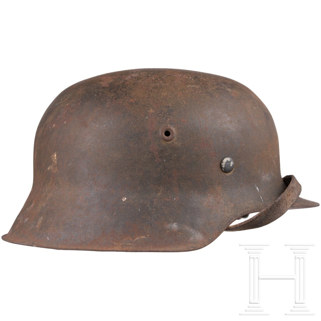 An air force steel helmet M 42 with a single decal: An air force steel helmet M 42 with a single decalDie Glocke mit mitgeprägten Belüftungsnieten und ohne Randbördelung, außenseitig mit einer Raulackierung und einem zu 60 % erhaltenen Adlerabzeich