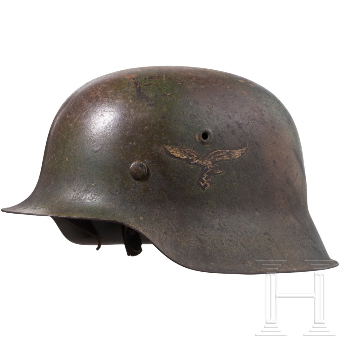 An Air Force steel helmet M 42 with a single decal and camouflage painting: An Air Force steel helmet M 42 with a single decal and camouflage paintingDie Glocke mit außenseitig mehrfarbiger Tarnlackierung, das unlackierte Adlerabzeichen zu ca. 75 % erhalten, innenseitig flug