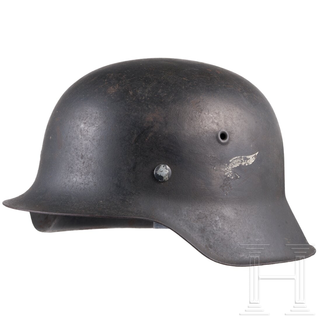 A M 42 Luftwaffe steel helmet: A M 42 Luftwaffe steel helmetOriginal blau-graue Lackierung, das Helmabzeichen (Adler) nach 1945 angebracht und zu ca. 45% erhalten (ohne Hakenkreuz), die Stempelung innen kaum erkennbar, das Lederfut