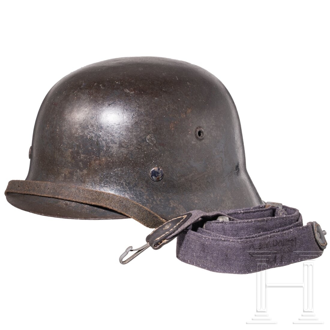 An M 42 Luftwaffe steel helmet: An M 42 Luftwaffe steel helmetDie Glocke mit mitgeprägten Belüftungsnieten und ohne Randbördelung. Überlackiert, die Schlagstempelung nicht mehr erkennbar. Das Innenfutter mit sichtlichen Tragespu