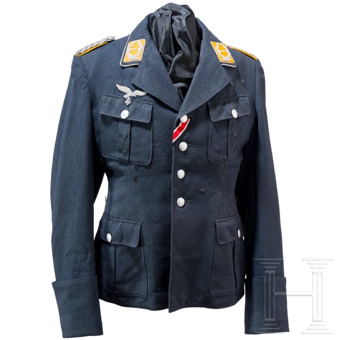 A tunic for a major of the Flying or Parachute Corps: A tunic for a major of the Flying or Parachute CorpsEigentumsstück aus luftwaffenblauem Gabardine mit silbernen Knöpfen und blauem Kunstseidenfutter mit Hänger für die Seitenwaffe, Schneideretiket