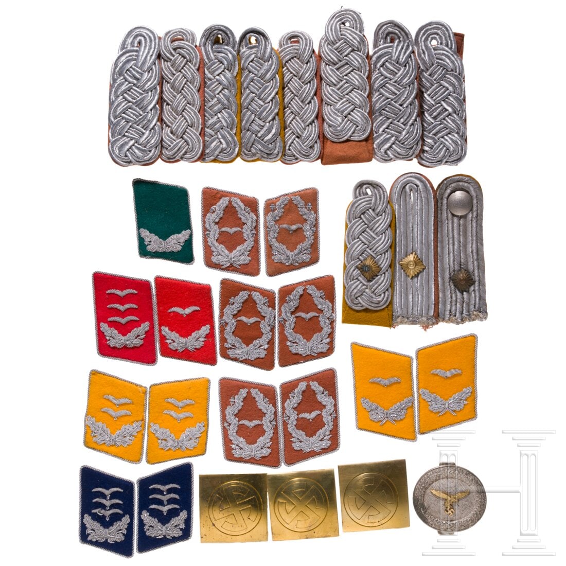 A small group of rank insignia for Luftwaffe officers: A small group of rank insignia for Luftwaffe officersVier Paar Schulterstücke und fünf Paar Kragenspiegel, sowie Einzelstücke, Jeweils in den verschiedenen Waffenfarben für Fliegertruppe/Fallschir