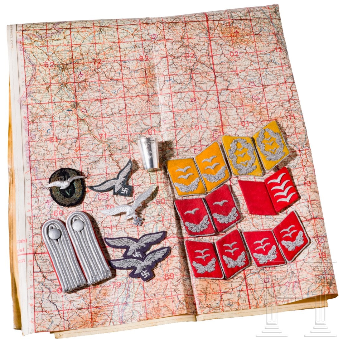 A small group of Air Force insignia: A small group of Air Force insigniaFünf Paar Kragenspiegel für unterschiedliche Offiziersränge der Fliegertruppe bzw. der Flakartillerie, zwei einzelne Kragenspiegel für Mannschaften und ein Paar 