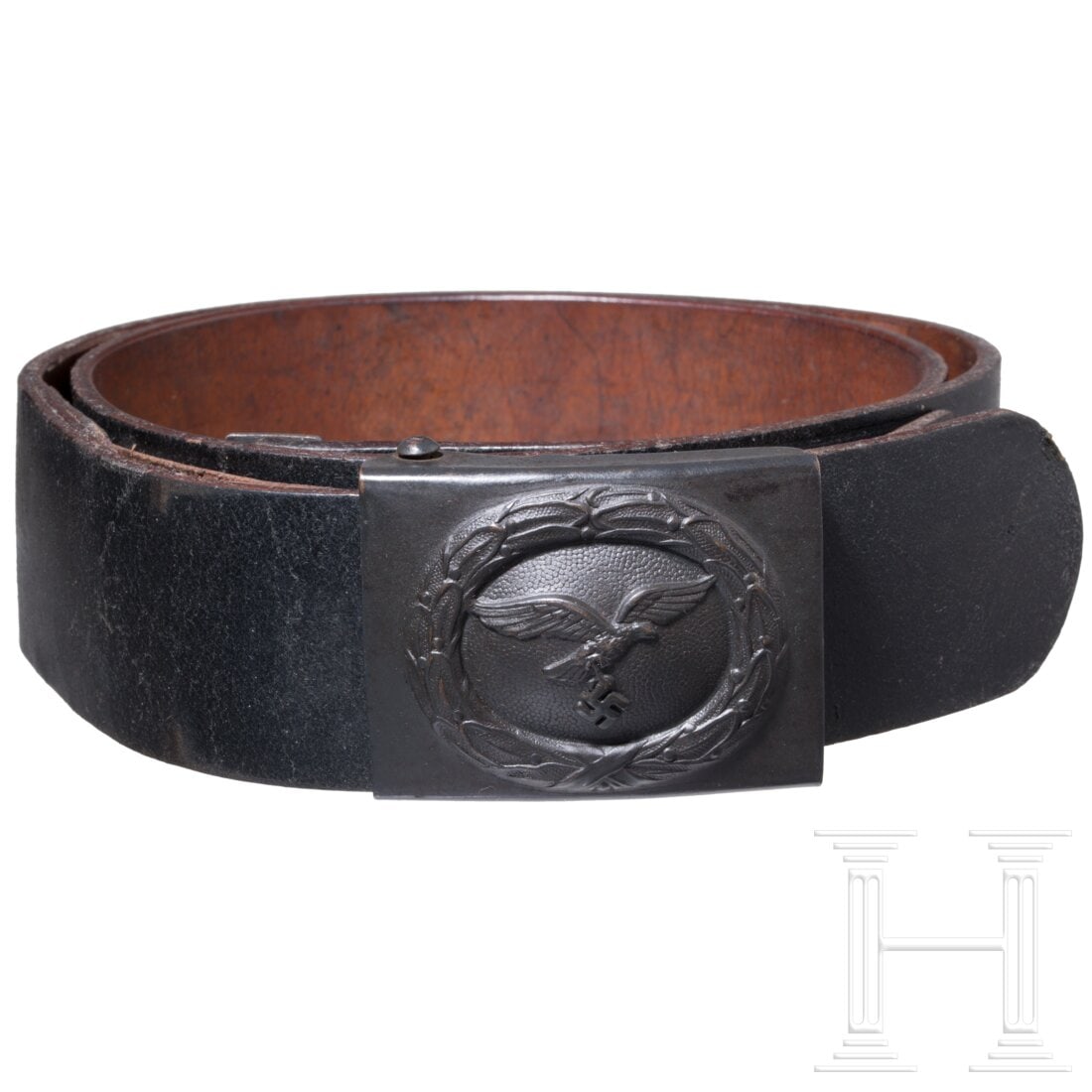 A belt for EM/NCO's of the Air Force: A belt for EM/NCO's of the Air ForceHohlgeprägtes luftwaffenblaues Eisenschloss, die Lederzunge mit Herstellerstempelung von Aurich Dresden und darüber gestempelt "BAS 1942". Schwarzer Lederriemen. 