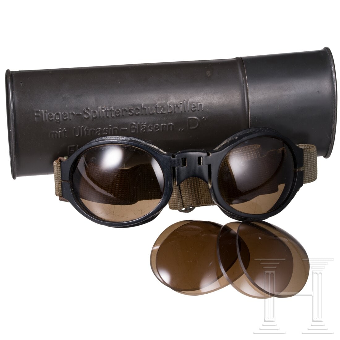 A pilot's splinter goggles with box and replacement lenses: A pilot's splinter goggles with box and replacement lensesDreiteiliges Kunststoffgestell mit beweglicher Nasenbrücke, getönte Gläser, diese ohne Schäden, originales olivgrünes Kopfband, anbei vie
