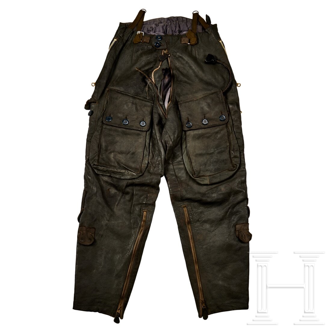 Beheizte Fliegerhose: Beheizte FliegerhoseElectrically heated, grey smooth leather, three-buttons tigh pockets and suspender straps, electric contacts flaps on lower legs and electric connection in thigh pocket. Front pane