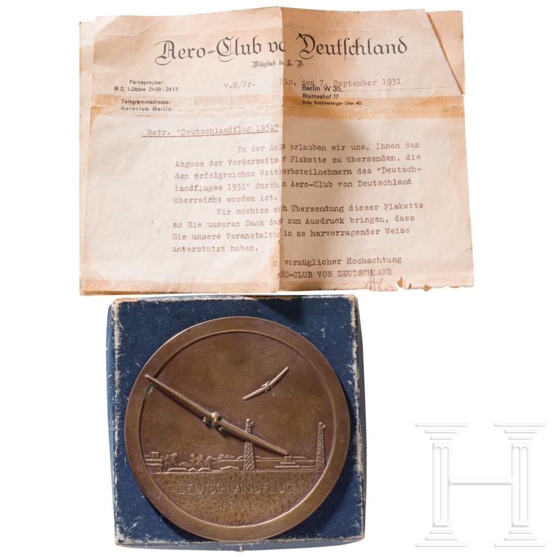 Chief pilot Hans Baur - a bronze plaque “Deutschlandflug 1931: Chief pilot Hans Baur - a bronze plaque “Deutschlandflug 1931”Abguss der Vorderseite der Plakette für erfolgreiche Teilnehmer am Deutschlandflug 1931. Durchmesser 115 mm. Im beschädigten Pap