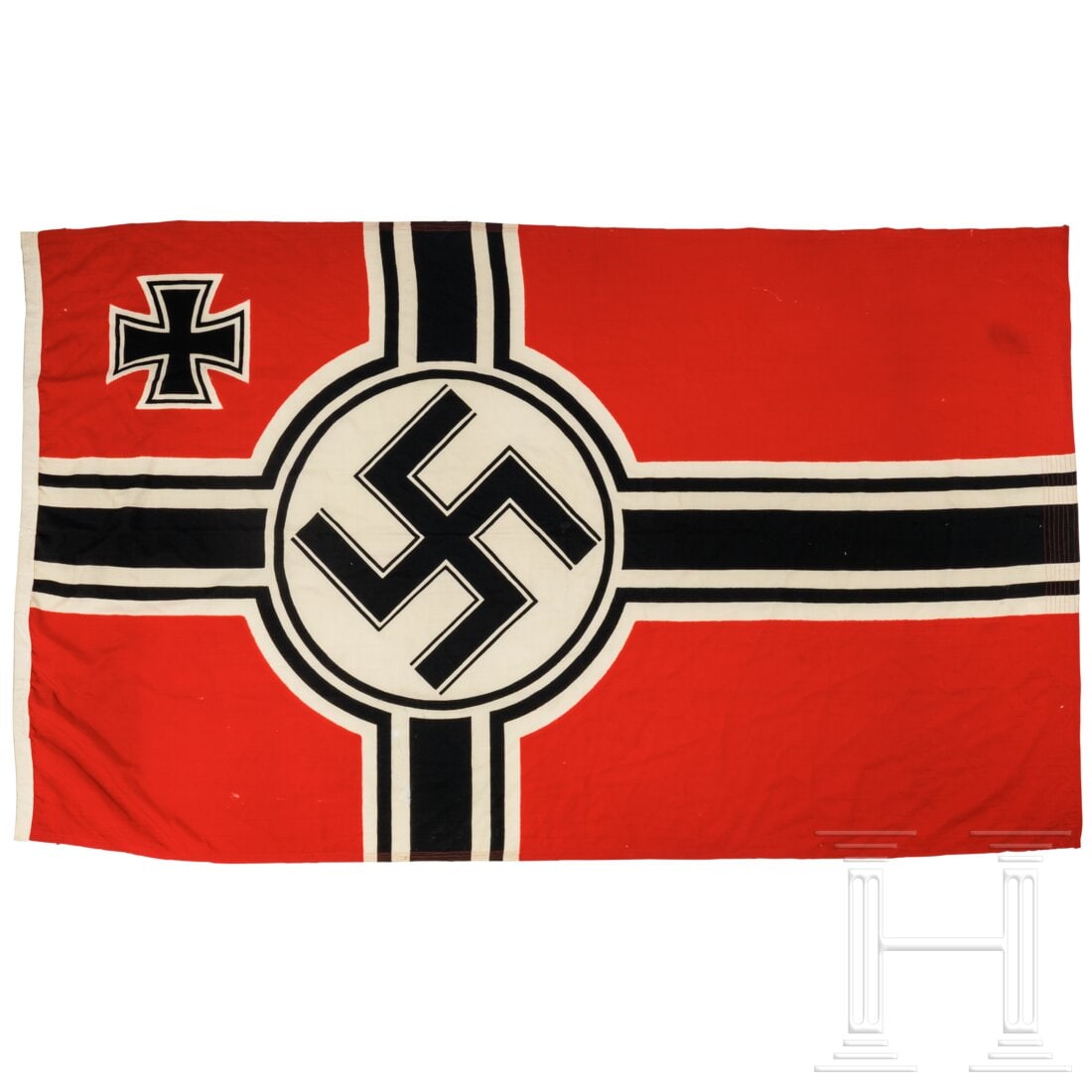 A Reich war flag: A Reich war flagBeidseitig farbig bedrucktes Marinefahnentuch, die Randverstärkung gestempelt "Kr.Fl. 150 x 250" und etwas unleserlich "Johann Liebieg... Reichenberg..."?, ohne Befestigungsschlaufen.
