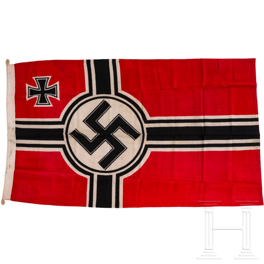 A Reich war flag: A Reich war flagBeidseitig farbig bedrucktes Marinefahnentuch, die Randverstärkung mit zwei vernähten Befestigungsschlaufen, sowie Aufdruck "Reichskriegs-Flg. - 0,8 x 1,35" und Marineabnahmestempel.
