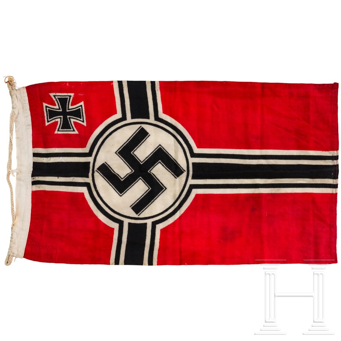 A small Reich war flag: A small Reich war flagBeidseitig farbig bedrucktes Marinefahnentuch, die Randverstärkung mit beidseitig vernähten Befestigungsschlaufen, sowie Aufdruck "Reichskriegs-Flg. - 0,5 x 0,85". Beschädigt