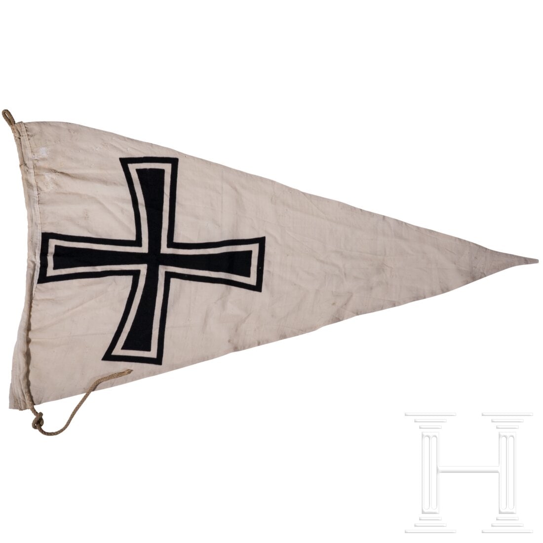 A flotilla's flag: A flotilla's flagDreiecksstander aus weißem Leinen, beidseitig mit Eisernem Kreuz bedruckt, die Randverstärkung mit eingenähter Befestigungsleine und - schlaufe, sowie Aufdruck "Flottillenstd. 1,0