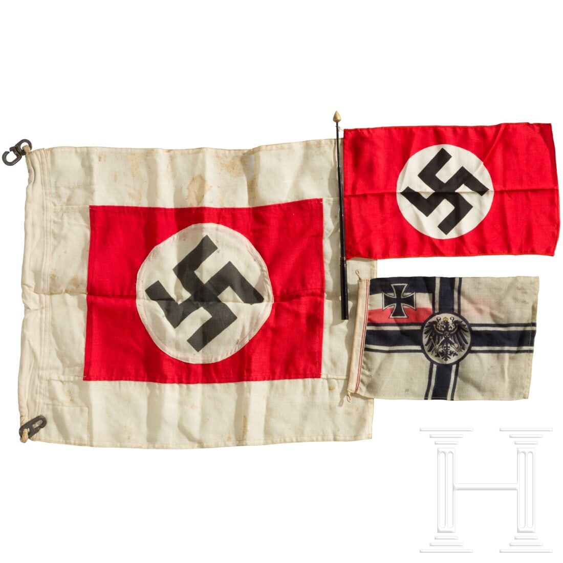 A Kriegsmarine harbour pilot's flag, an imperial war flag pennant, and an NSDAP hand flag: A Kriegsmarine harbour pilot's flag, an imperial war flag pennant, and an NSDAP hand flagLotsen-Flagge Nr. 1 der Kriegsmarine, mehrteilige Fertigung aus Leinen, im Zentrum das Hakenkreuz,