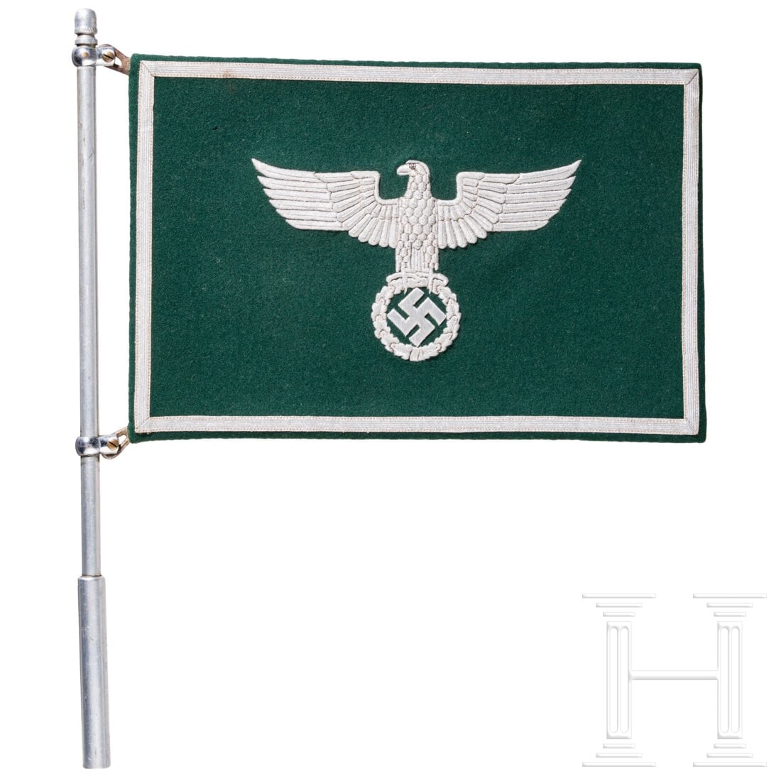 A car pennant for officials of the state customs service: A car pennant for officials of the state customs serviceRechteckiger dunkelgrüner Stander mit beidseitig vierseitiger silberner Litzeneinfassung und eingesticktem Zolladler in feinster silberner Hand